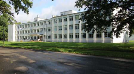 Illustreeriv foto. PÜGi koolihoone. Foto Raimo Metsamärt