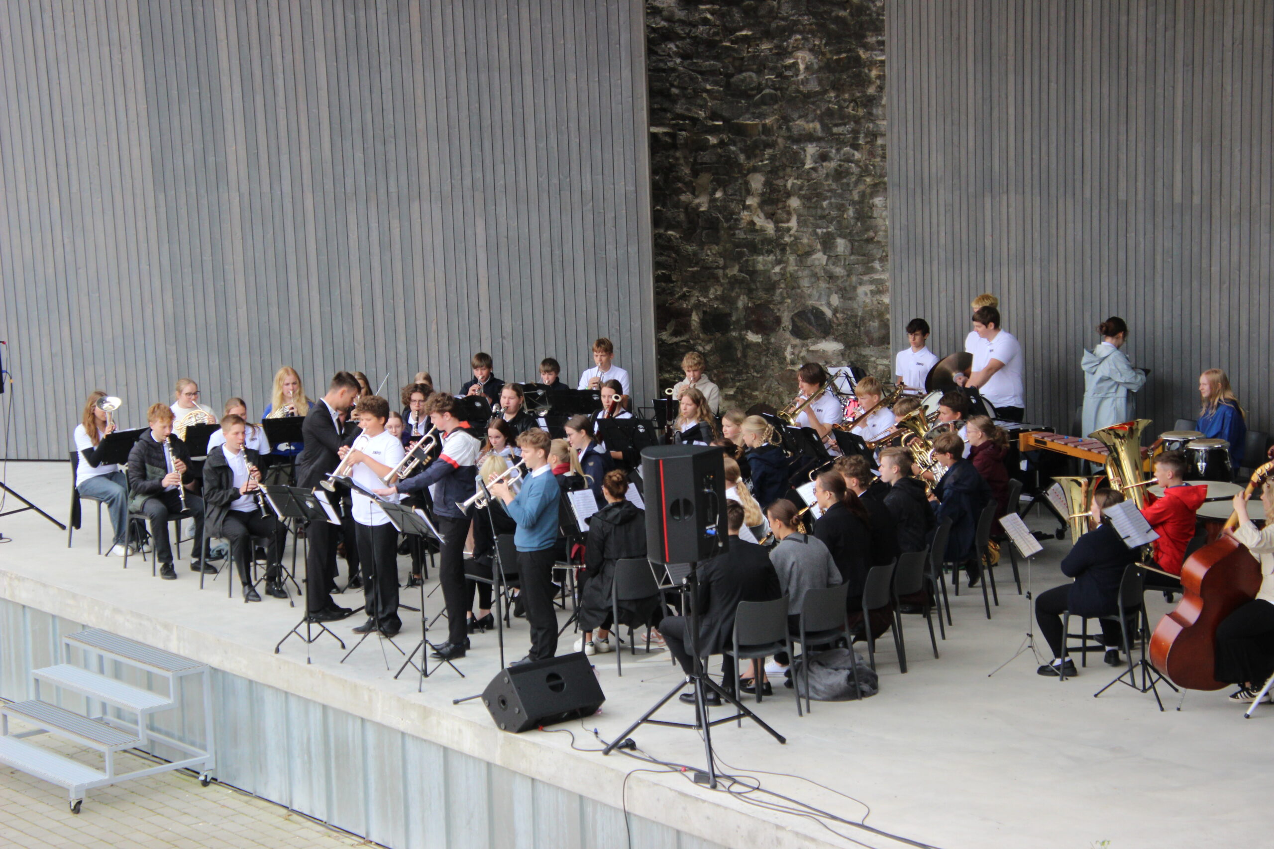 Orkester avalugu esitamas. Foto Raimo Metsamärt