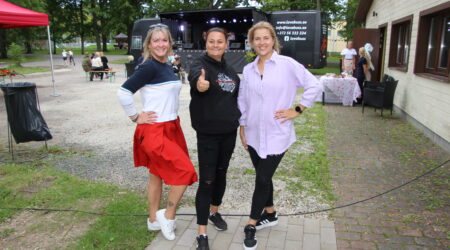 Korraldajad Annika Rohtla, Helena Nõmmik ja Jaanika Pärn festivalil. Foto Raimo Metsamärt