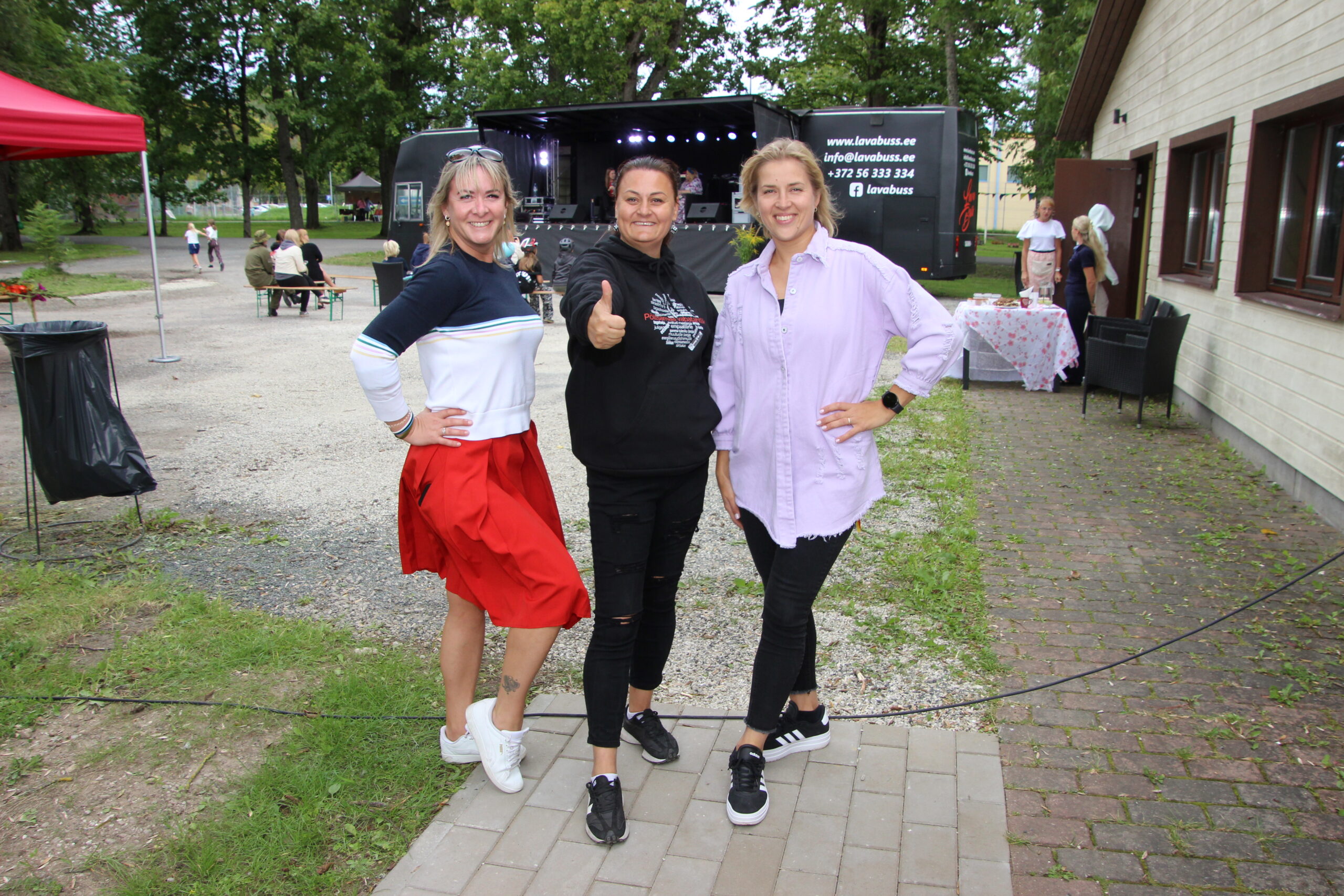 Korraldajad Annika Rohtla, Helena Nõmmik ja Jaanika Pärn festivalil. Foto Raimo Metsamärt