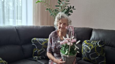 Proua Hille päevad mööduvad rahulikus rütmis ja igavus tema juurde teed ei leia. Foto Raimo Metsamärt