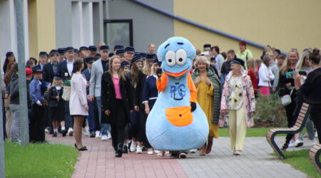 Kohe algab pidulik rongkäik. Foto Raimo Metsamärt