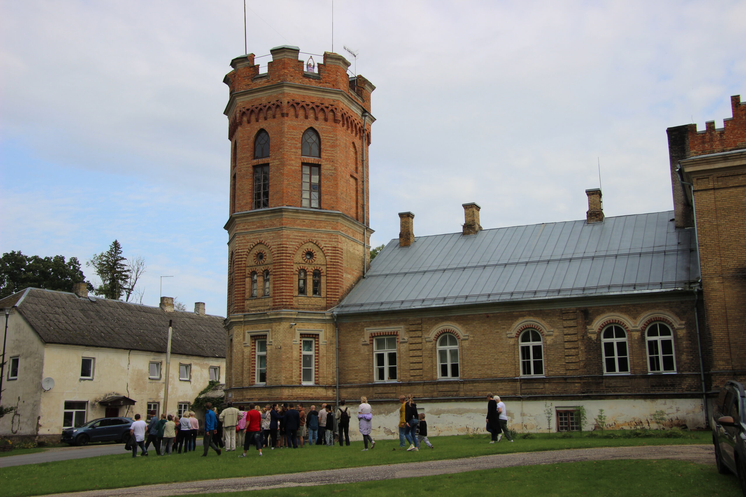 Ringkäigul mõisas osales arvukalt inimesi. Foto Raimo Metsamärt