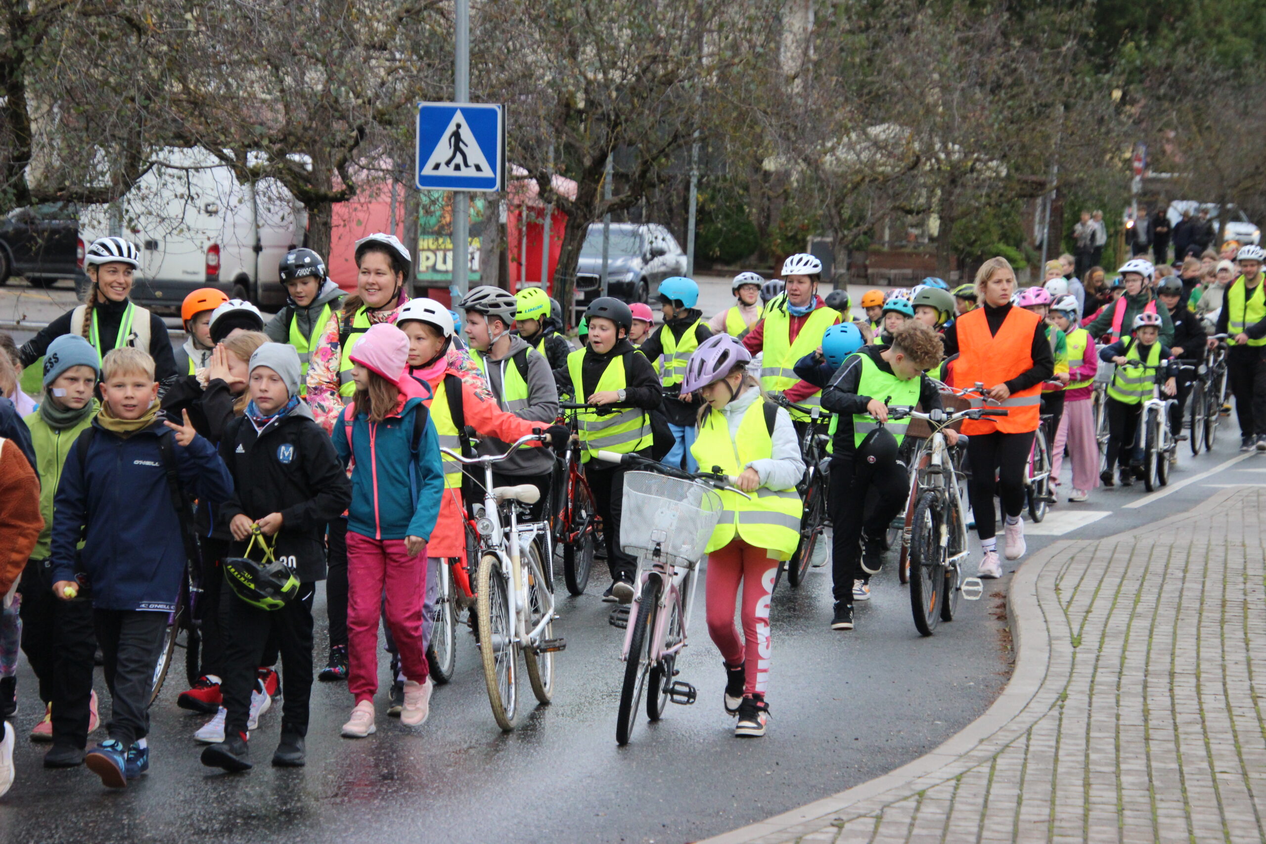 Hiigelpikas rongkäigus oli tore nii kõndijatel kui ratturitel. Foto Raimo Metsamärt