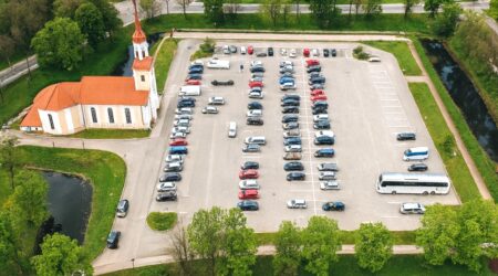 Selline näeks kiriku ümbrus välja ilma lossita. Fantaasiafoto on loodud tehisintellekti abil.