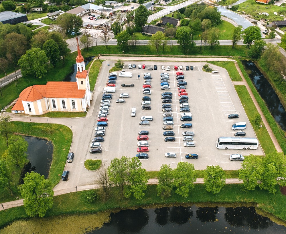 Selline näeks kiriku ümbrus välja ilma lossita. Fantaasiafoto on loodud tehisintellekti abil.