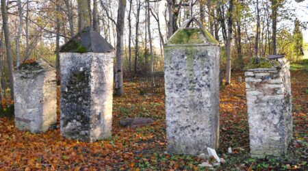 Kalmistu väravapostid vajavad uusi katteid. Foto Facebookist