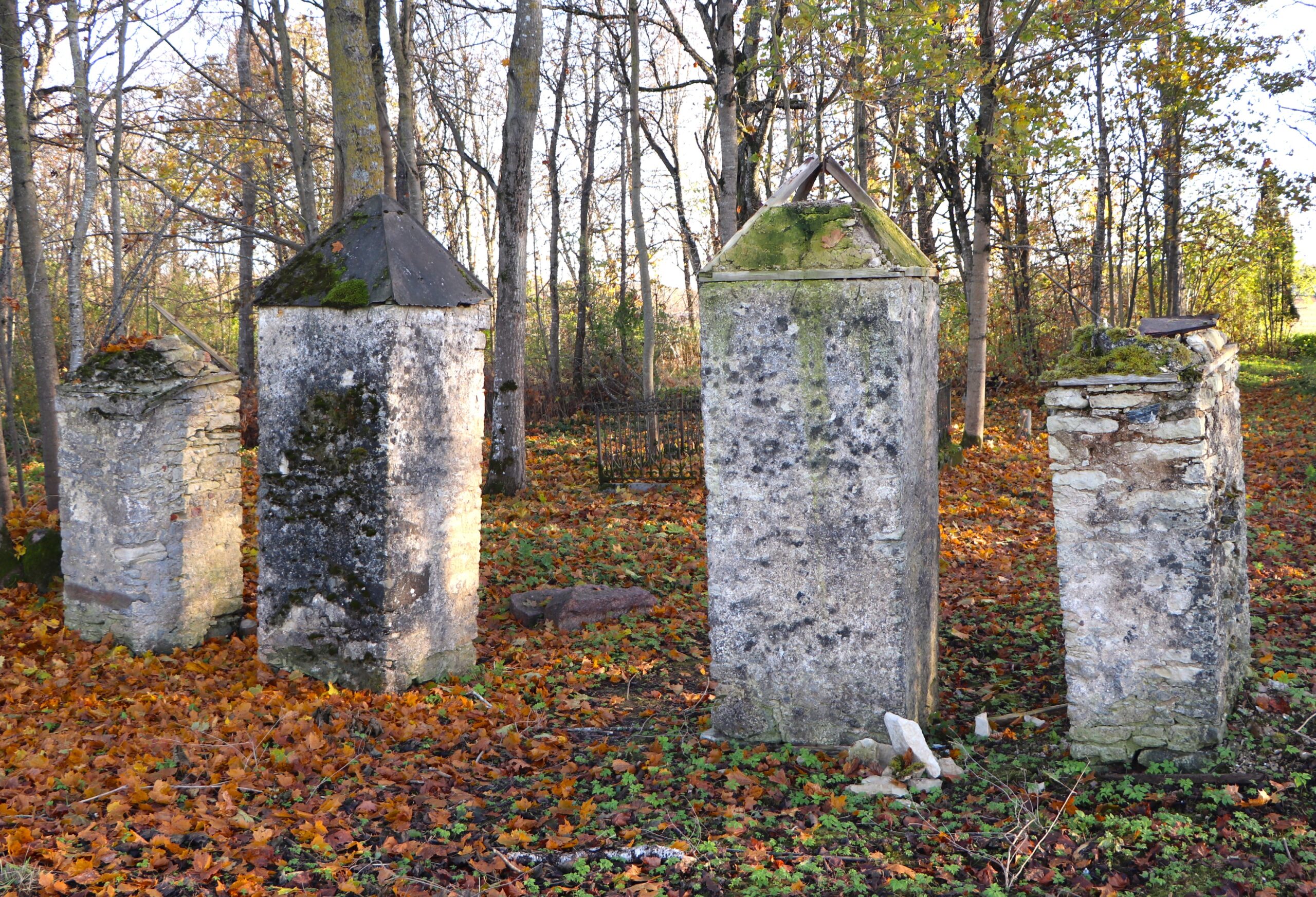 Kalmistu väravapostid vajavad uusi katteid. Foto Facebookist