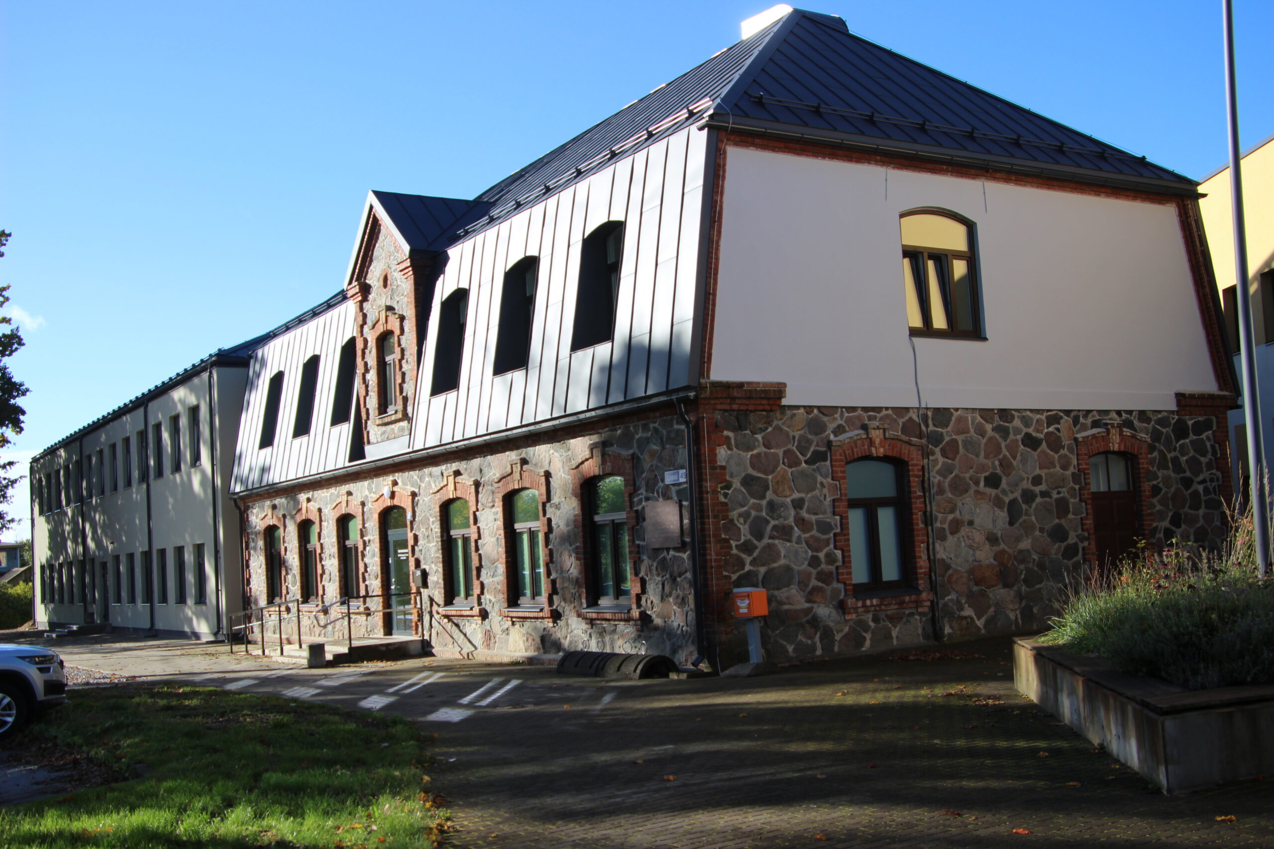 Paegune renoveeritud hoone. Foto Raimo Metsamärt