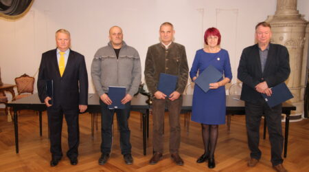 Koalitsioonilepingule kirjutasid alla (vasakult): Margus Metsma, Rivo Purret, Aigar Jürjens, Reet Alev ja Andres Vään. Foto Raimo Metsamärt