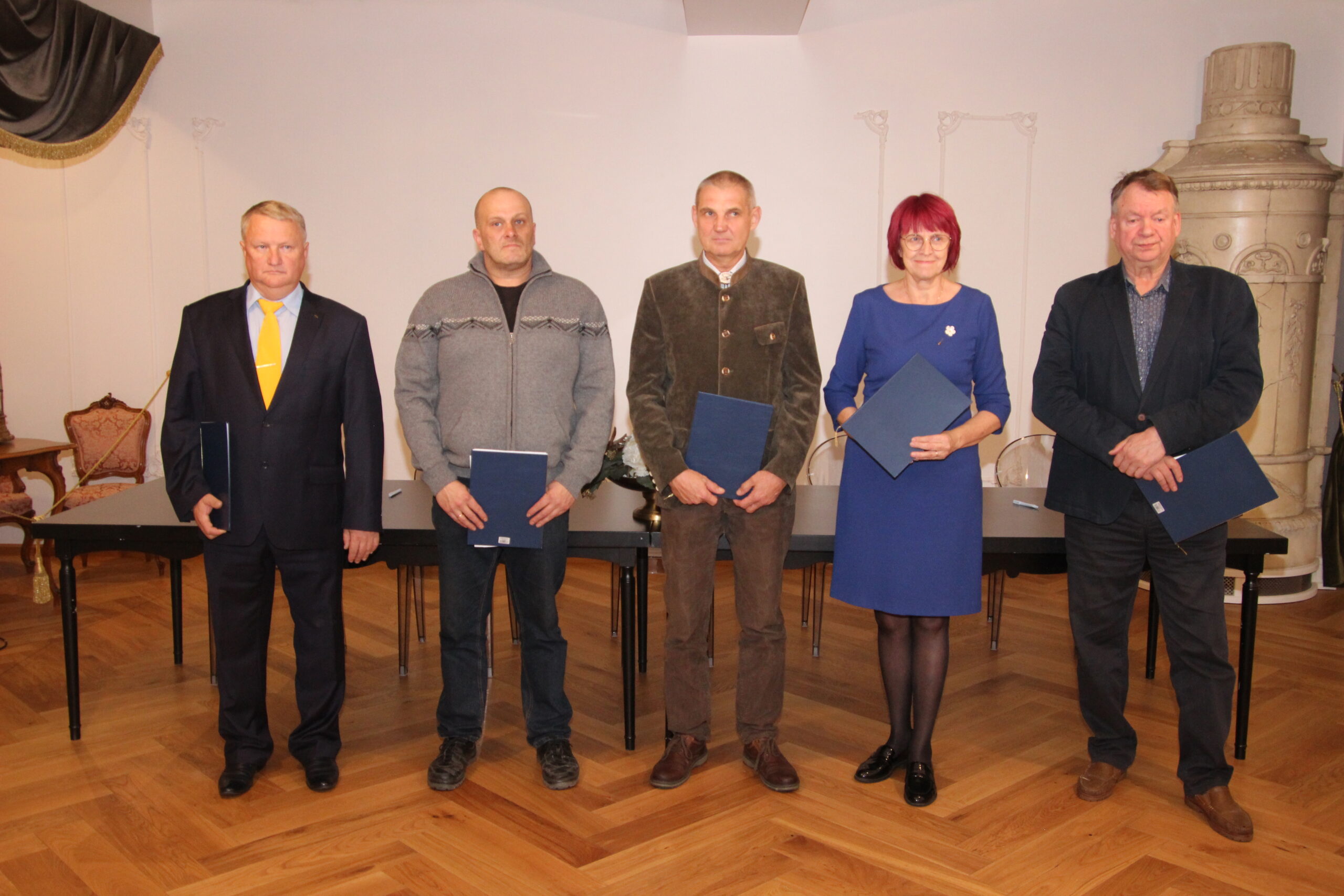 Koalitsioonilepingule kirjutasid alla (vasakult): Margus Metsma, Rivo Purret, Aigar Jürjens, Reet Alev ja Andres Vään. Foto Raimo Metsamärt