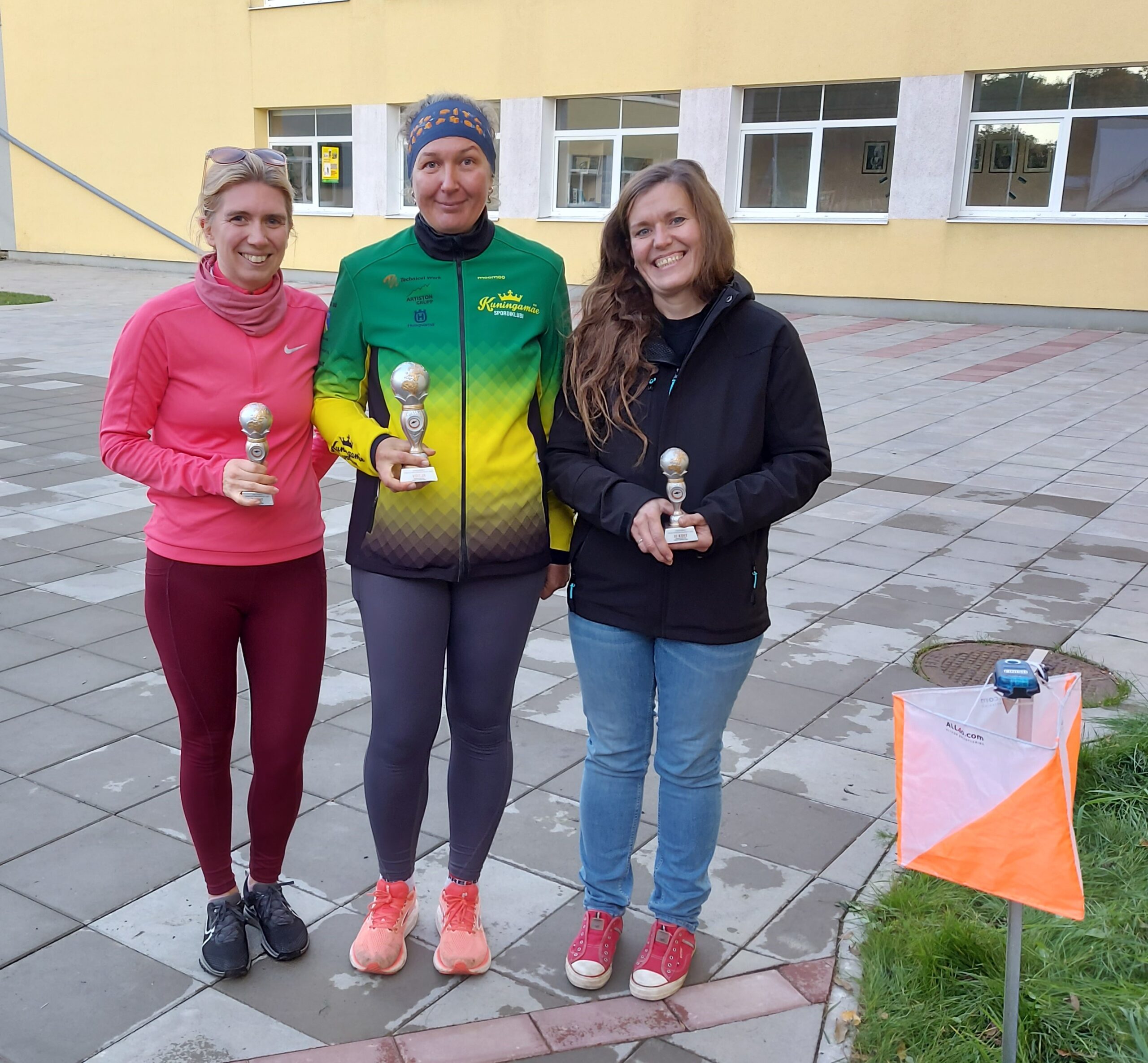 Keskel naiste vanuseklassi võitja Kirly Sadam. Foto erakogu