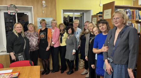 Raamatukogutöötajad Tapikul mõnusat koosviibimist nautimas. Foto erakogu