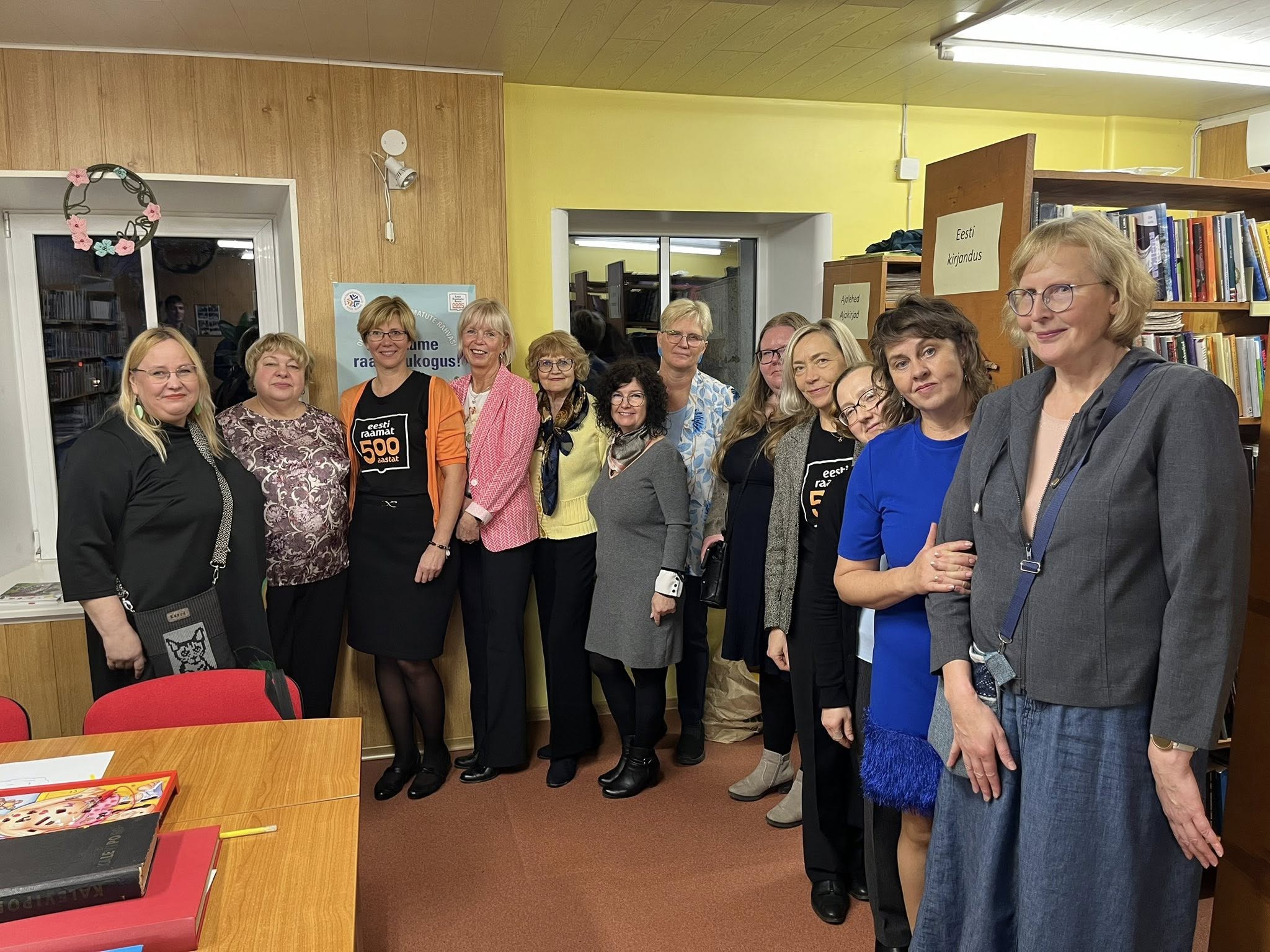 Raamatukogutöötajad Tapikul mõnusat koosviibimist nautimas. Foto erakogu