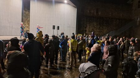 Lossihoovi oli kogunenud arvukalt pereõhtust osalejaid. Foto erakogu