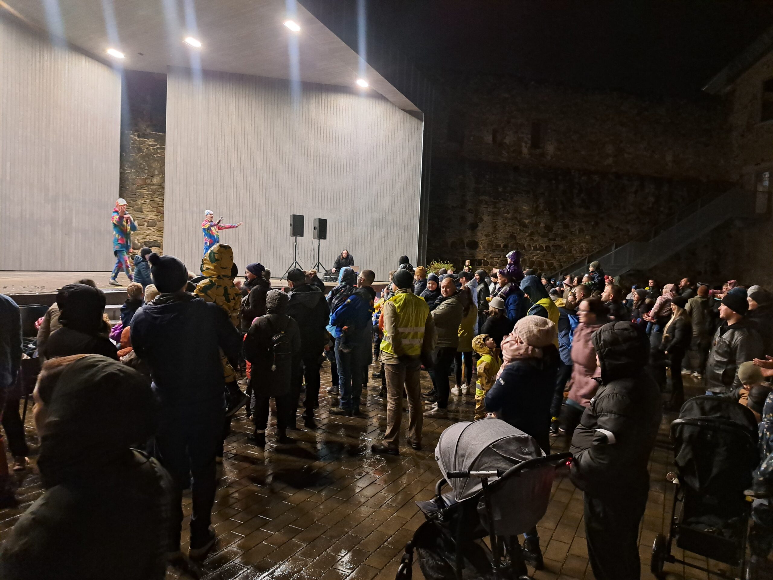 Lossihoovi oli kogunenud arvukalt pereõhtust osalejaid. Foto erakogu