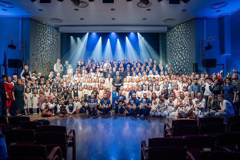 Vahva kontsert on lõppenud. Osalejaid oli nii palju, et mahuti vaevu ühispildile ära. Foto Vabariigi Presidendi Kantselei, Olari Pilnik
