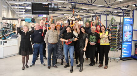 Pidulik avamine tõi töötajate näole rõõmu. Foto Raimo Metsamärt