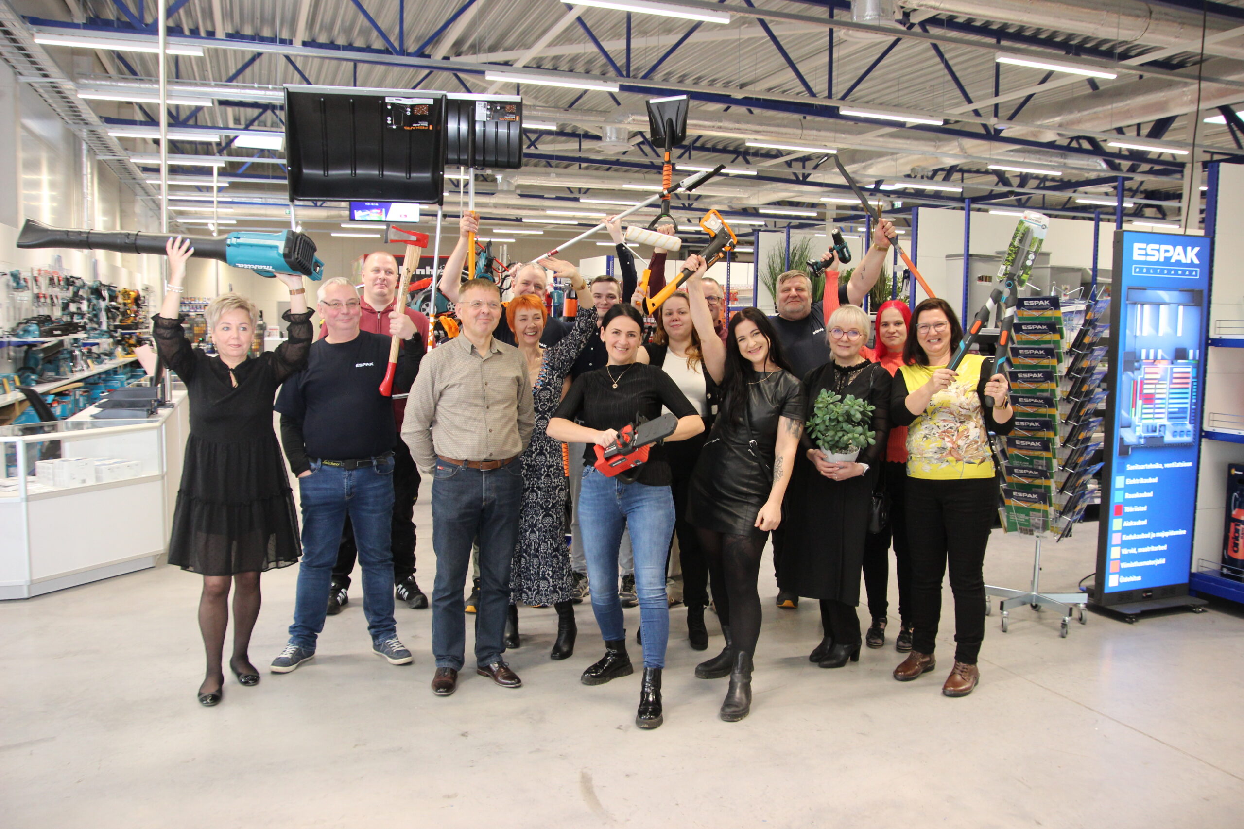 Pidulik avamine tõi töötajate näole rõõmu. Foto Raimo Metsamärt