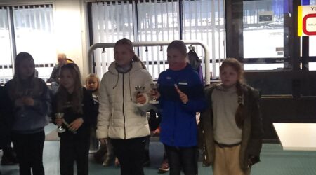 Kirke Koss (keskel) ja Heliise Kulp (paremalt teine) saavuta- sid oma vanusegrupis auhinnalised kohad. Foto erakogu