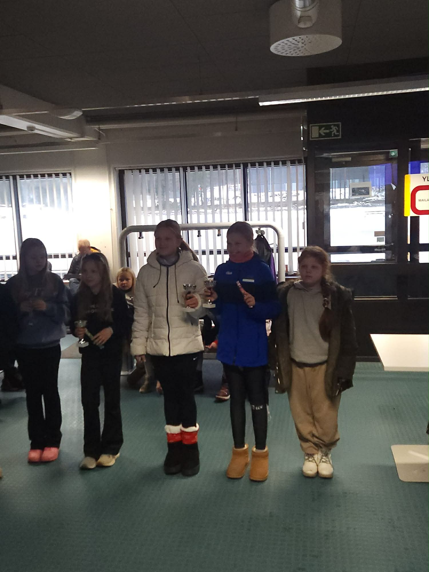 Kirke Koss (keskel) ja Heliise Kulp (paremalt teine) saavuta- sid oma vanusegrupis auhinnalised kohad. Foto erakogu