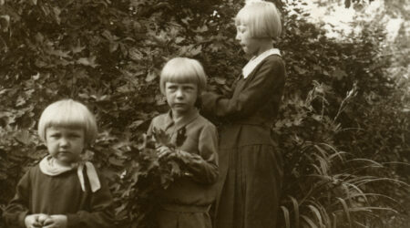 Tütred Helju, Asta ja Aino 1933.a. Nõmme pargis.Foto erakogu, fotograaf teadmata
