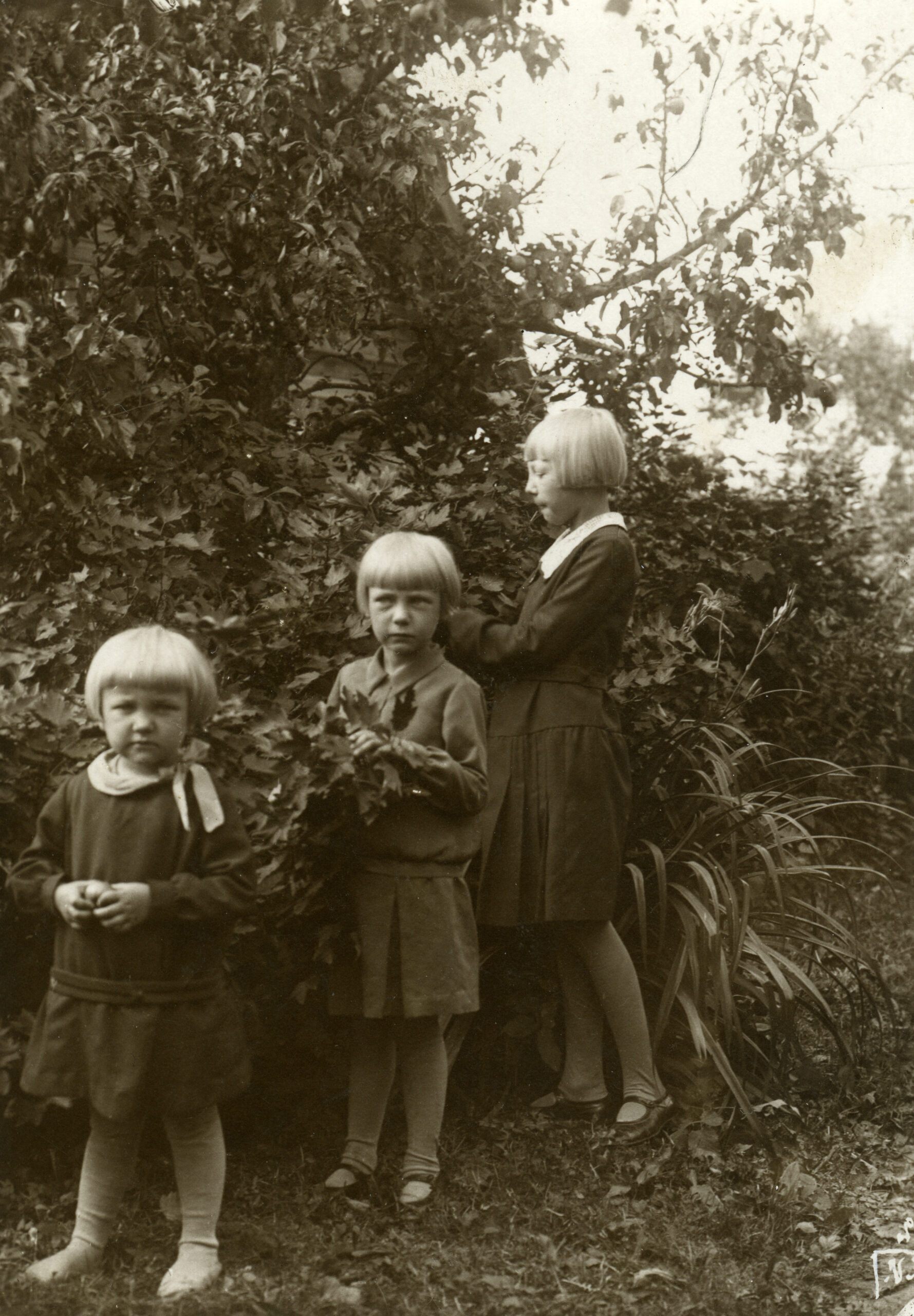 Tütred Helju, Asta ja Aino 1933.a. Nõmme pargis.Foto erakogu, fotograaf teadmata