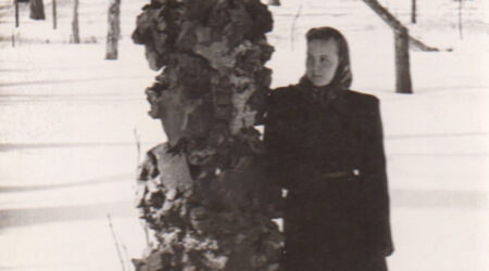 Sammas kirikumõisa pargis. Foto Põltsamaa Muuseumist. Fotograaf teadmata