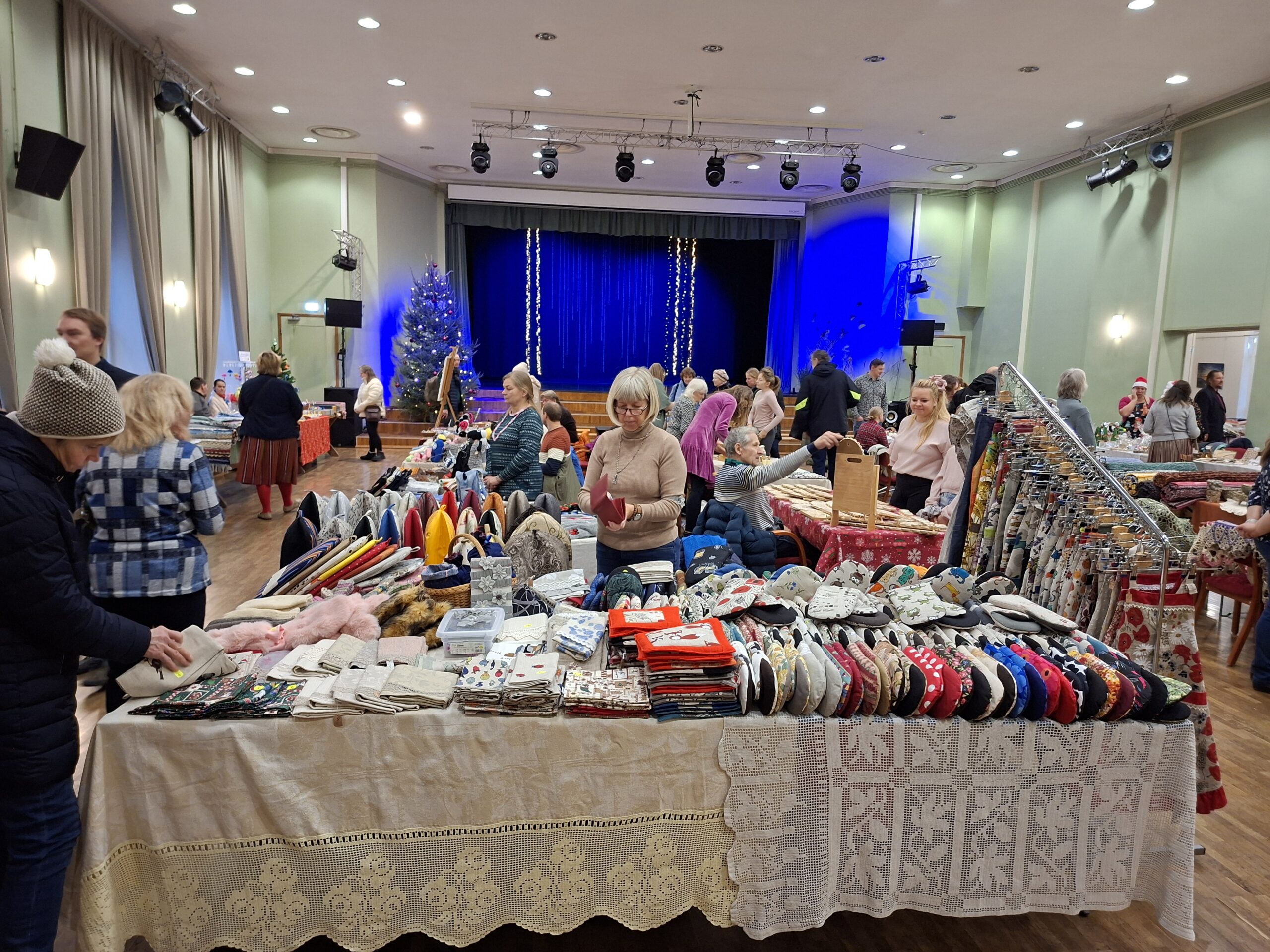 Laat on alanud ja esimesed uudistajad on kohal. Foto Raimo Metsamärt