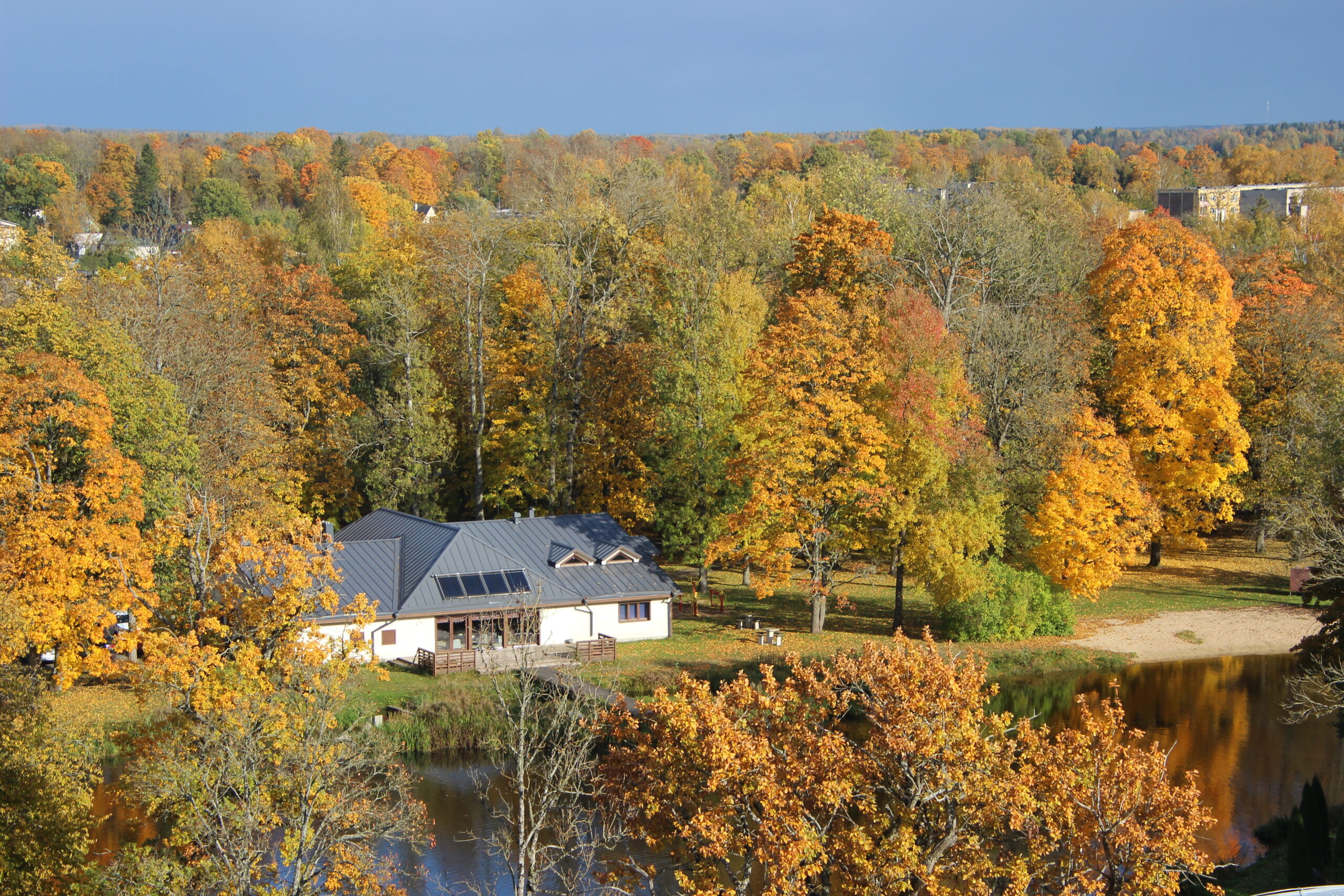Noortekeskus linnulennult 2023. aastal. Foto Raimo Metsamärt