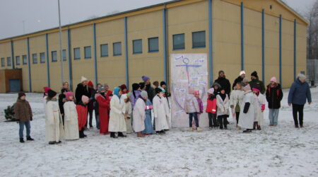 Kunstikooli õpilased koos äsja valminud tööga. Foto Raimo Metsamärt