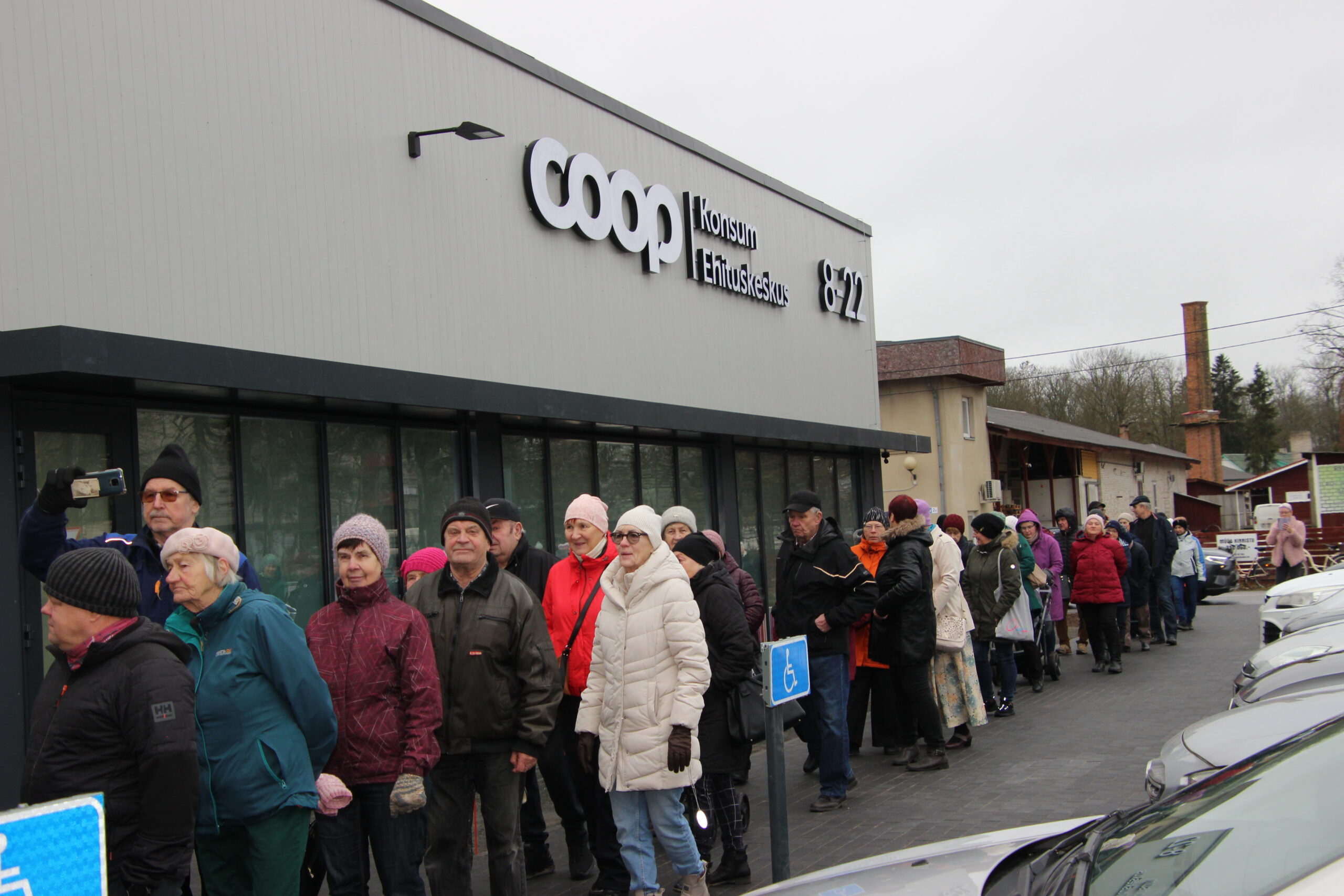 Huviliste hulk ulatus avamisel kuni tänavani välja. Foto Raimo Metsamärt