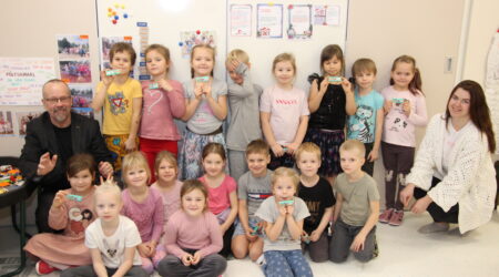 Pärast ühispilti Agnese ja Raimoga sai hakata šokolaadiga maiustama. Foto Leevikese rühm