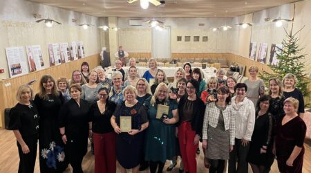 Maakonna raamatukogude töötajad Kalevipoja kojas. Foto erakogu