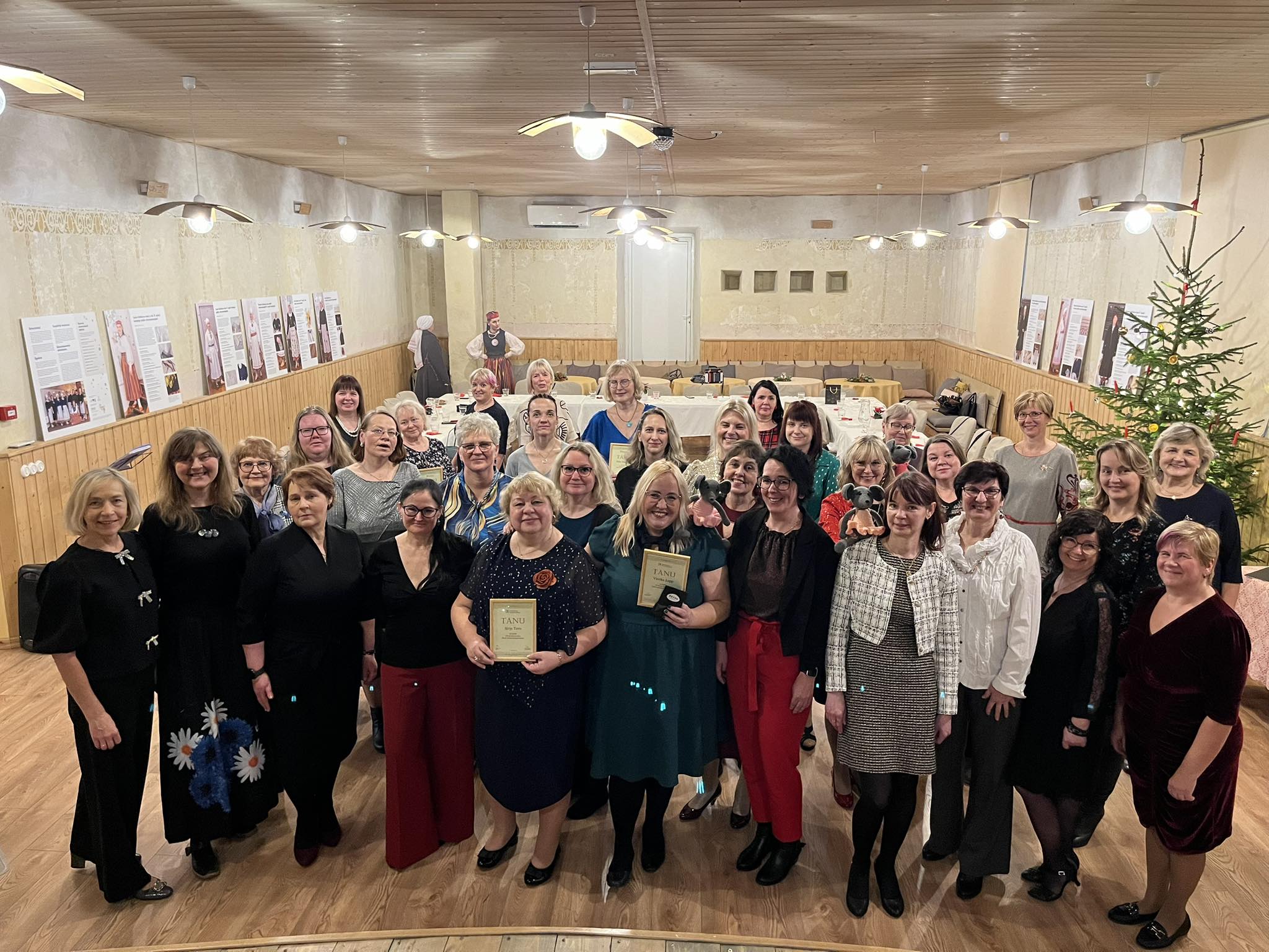 Maakonna raamatukogude töötajad Kalevipoja kojas. Foto erakogu