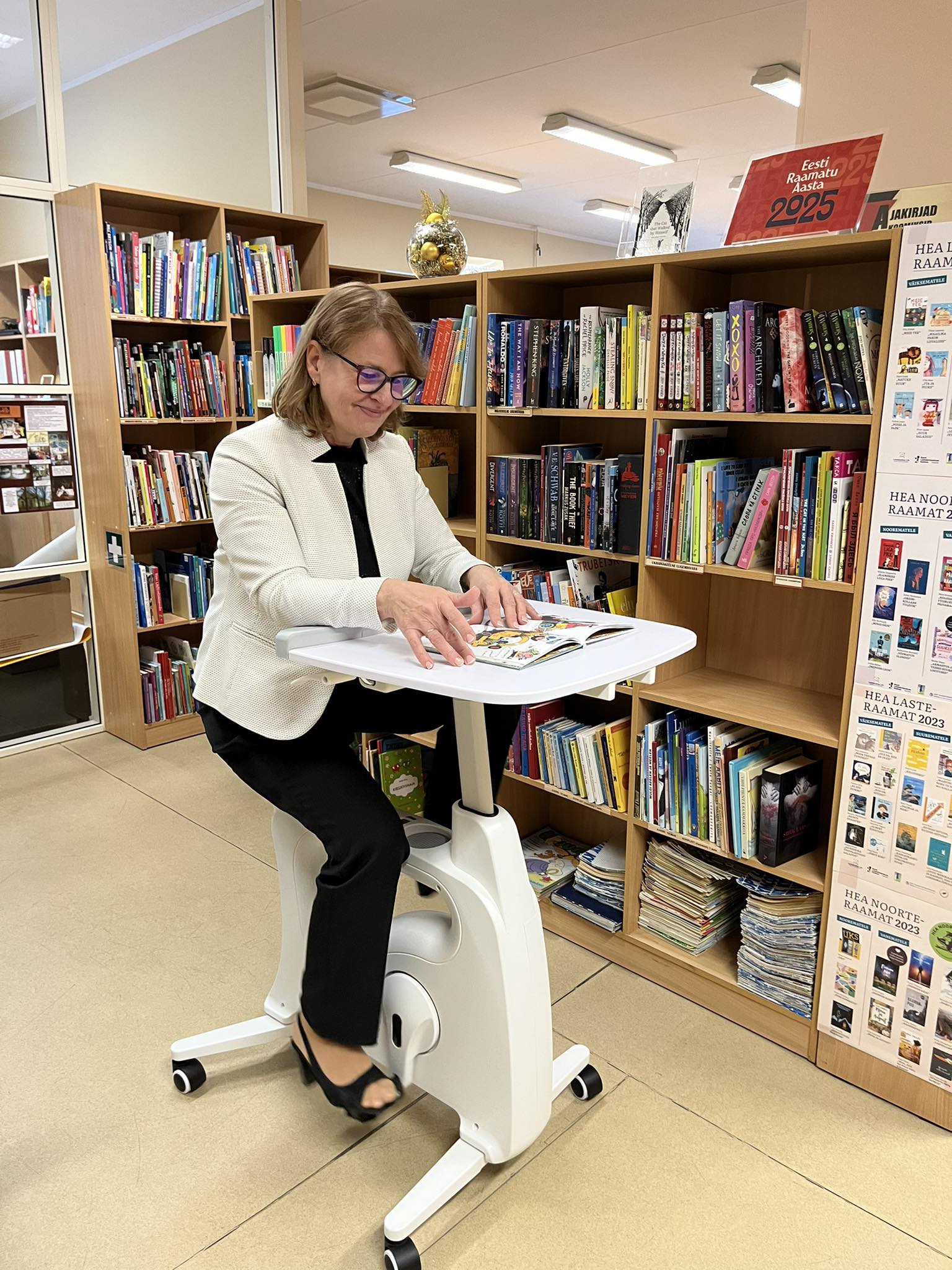 Lugemisratas meeldib nii lastele kui ka raamatukogu töötajatele. Foto Viivika Lepp