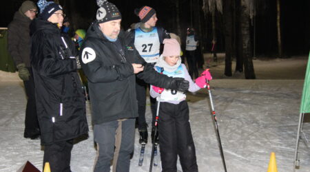 Rajameister Indrek Eensalu stardikäsk saatis suusatajad sprindirajale. Foto Raimo Metsamärt