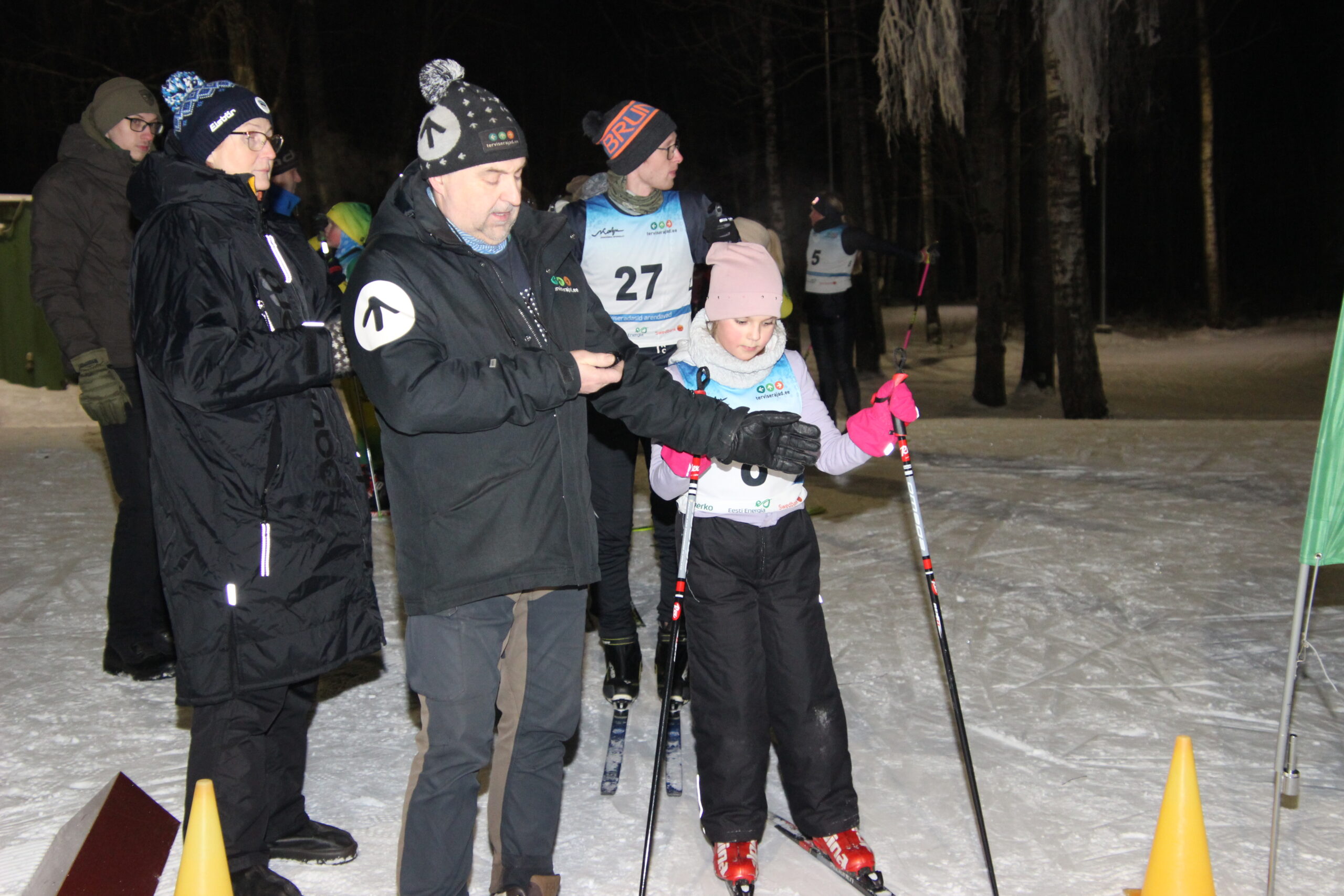 Rajameister Indrek Eensalu stardikäsk saatis suusatajad sprindirajale. Foto Raimo Metsamärt