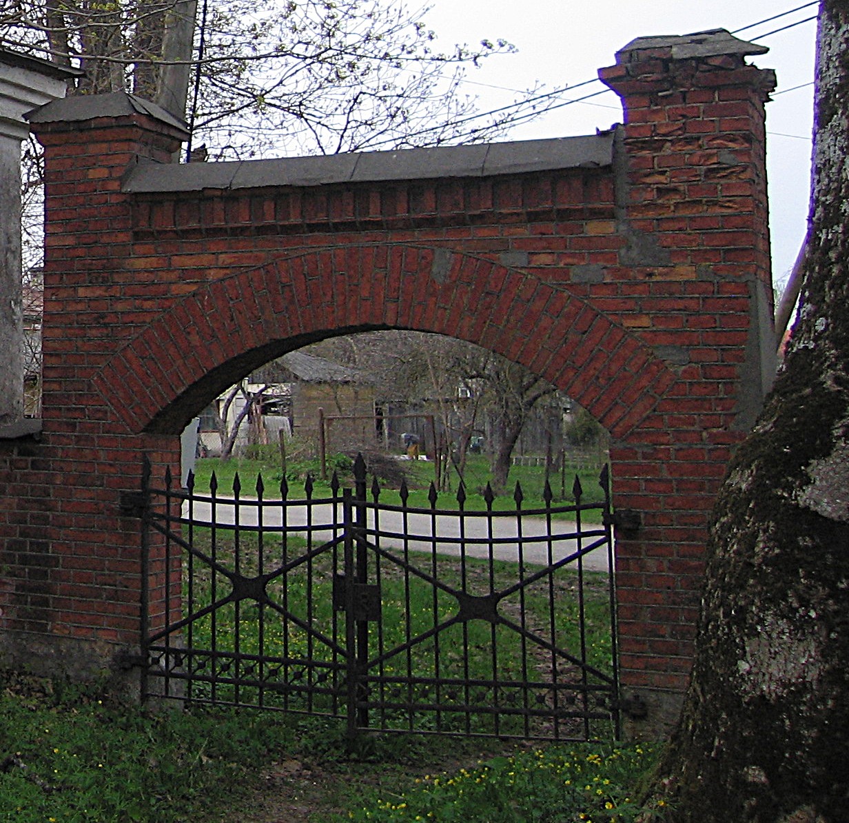 Saksa kalmistu värav. Foto erakogu