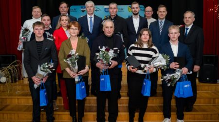Ühispildil on erinevad Põltsamaa valla tunnustuse pälvinud spordiaktivistid. Foto Liina Laurikainen, erakogu