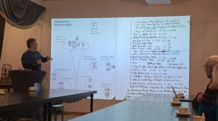 TÜ professor Taavi Pae Võisiku mõisa plaani tutvustamas. Raivo Suni