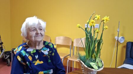 Õilme Koitla on jätkuvalt elurõõmus ja toimekas. Foto Raimo Metsamärt