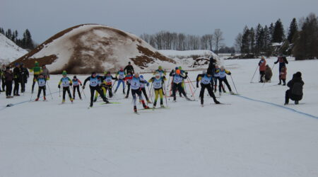 Lapsed rajale sööstmas. Foto Raimo Metsamärt