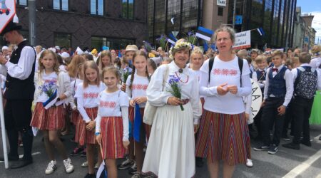 Meeli Nõmme ja Tuuli Jukk laulupeo rongkäigus. Foto erakogu