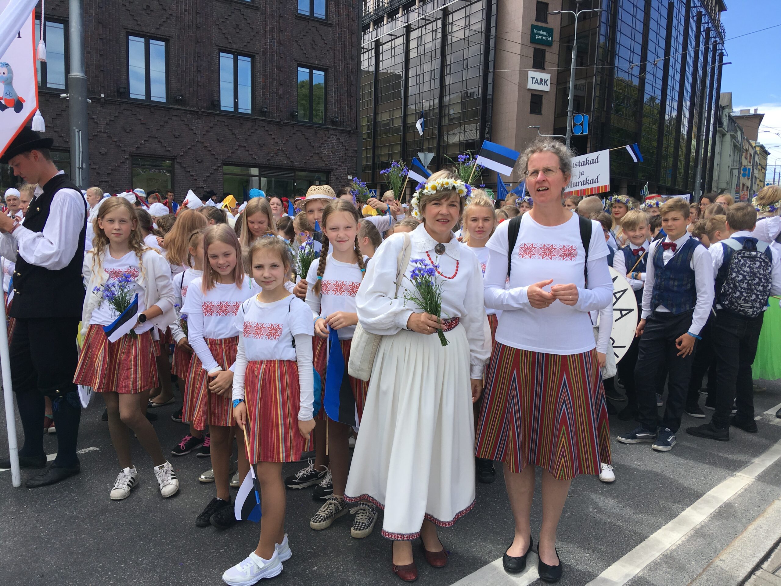 Meeli Nõmme ja Tuuli Jukk laulupeo rongkäigus. Foto erakogu