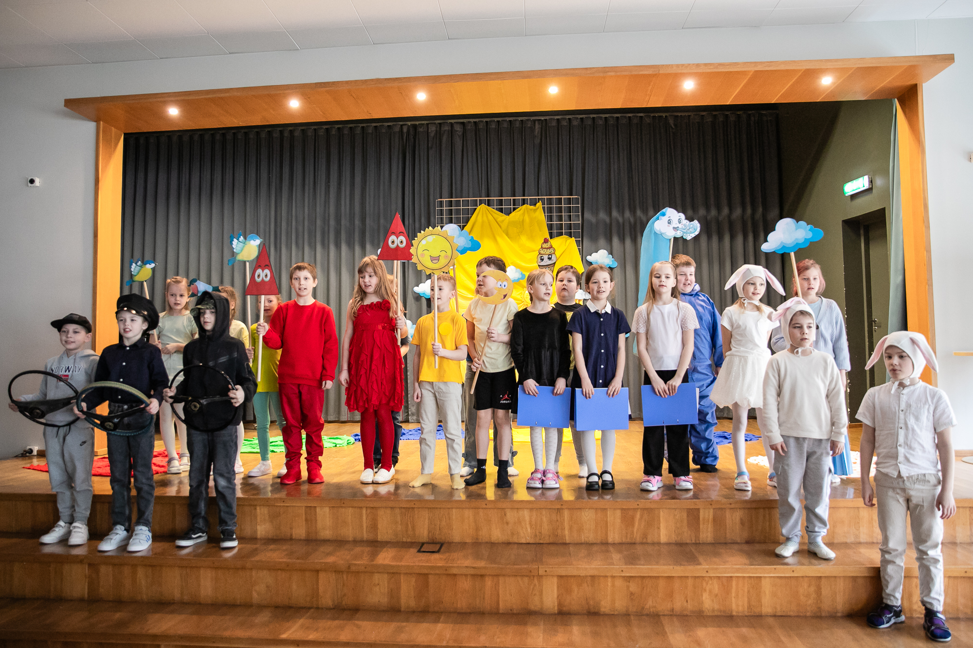 1.c klassi südamlik lavastus „Päikese teekond“. Foto Erelin Kallas