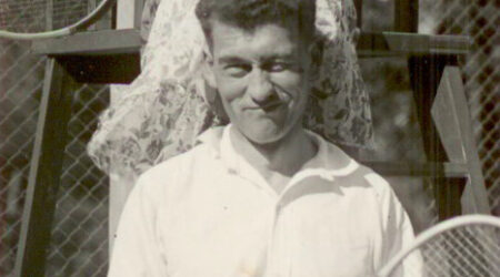 Fotol Arvid Vilms ja Salme Puhk linnapargis tennist mängimas. Foto Põltsamaa Muuseumis.