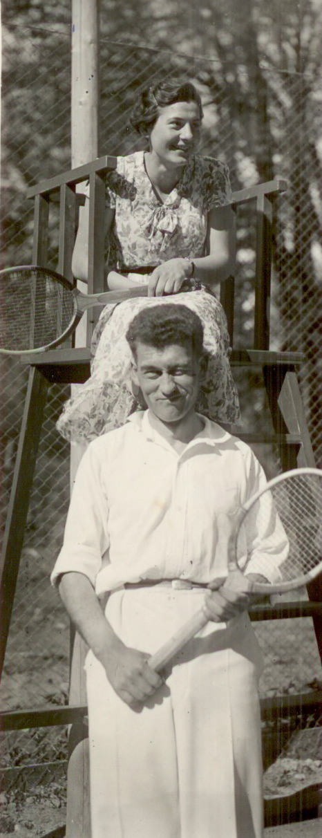 Fotol Arvid Vilms ja Salme Puhk linnapargis tennist mängimas. Foto Põltsamaa Muuseumis.