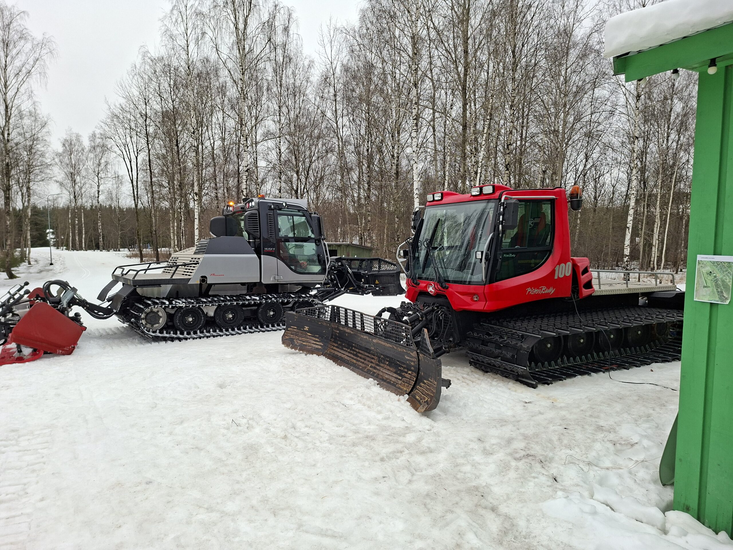 Kuningamäel said kokku kahe põlvkonna rajamasinad (vasakul uus rajatraktor). Foto Raimo Metsamärt
