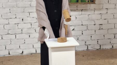 Oksjonil paugutas haamrit Violetta Allik. Foto Raimo Metsamärt